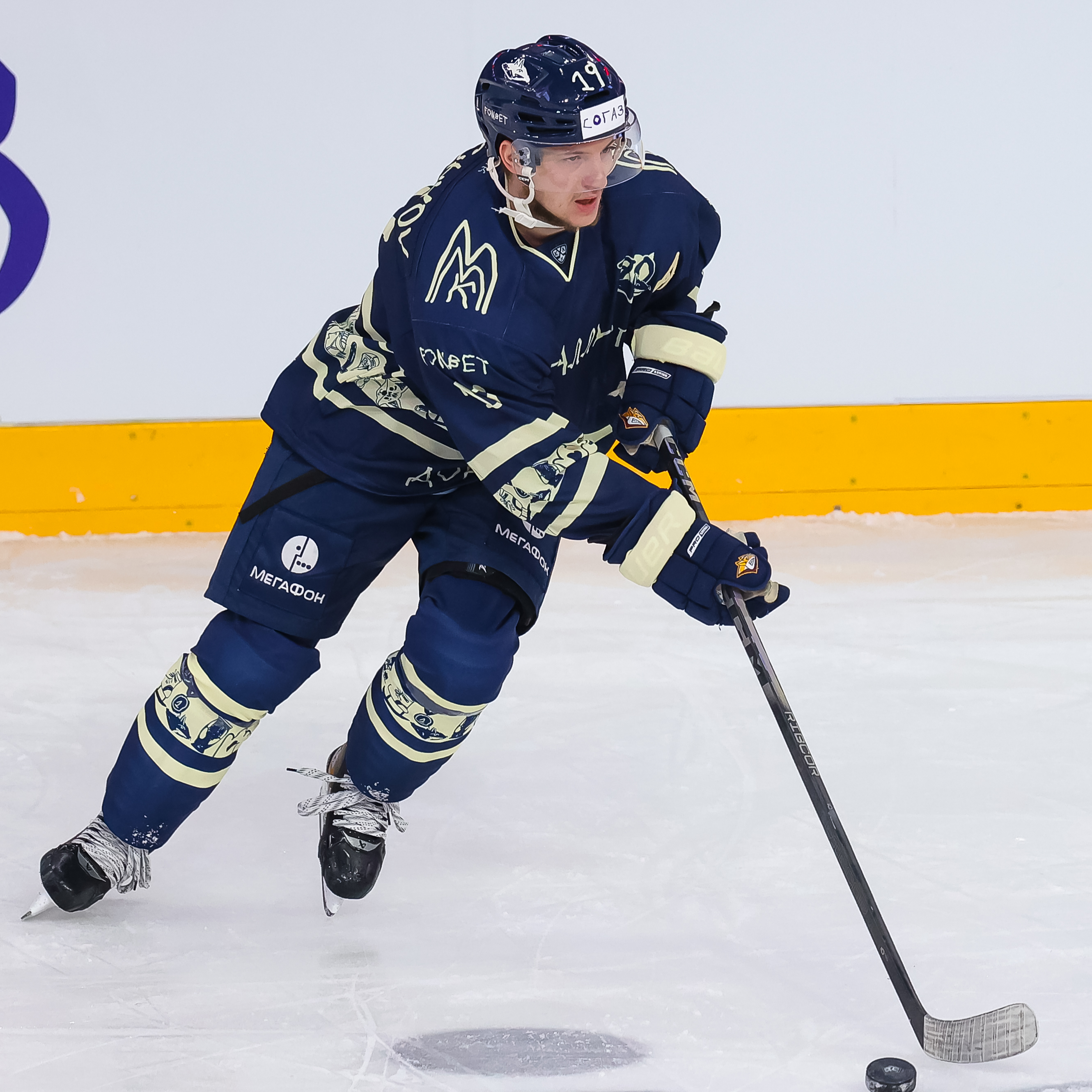 Игровой свитер Владимира Ткачёва с «Доброматча»